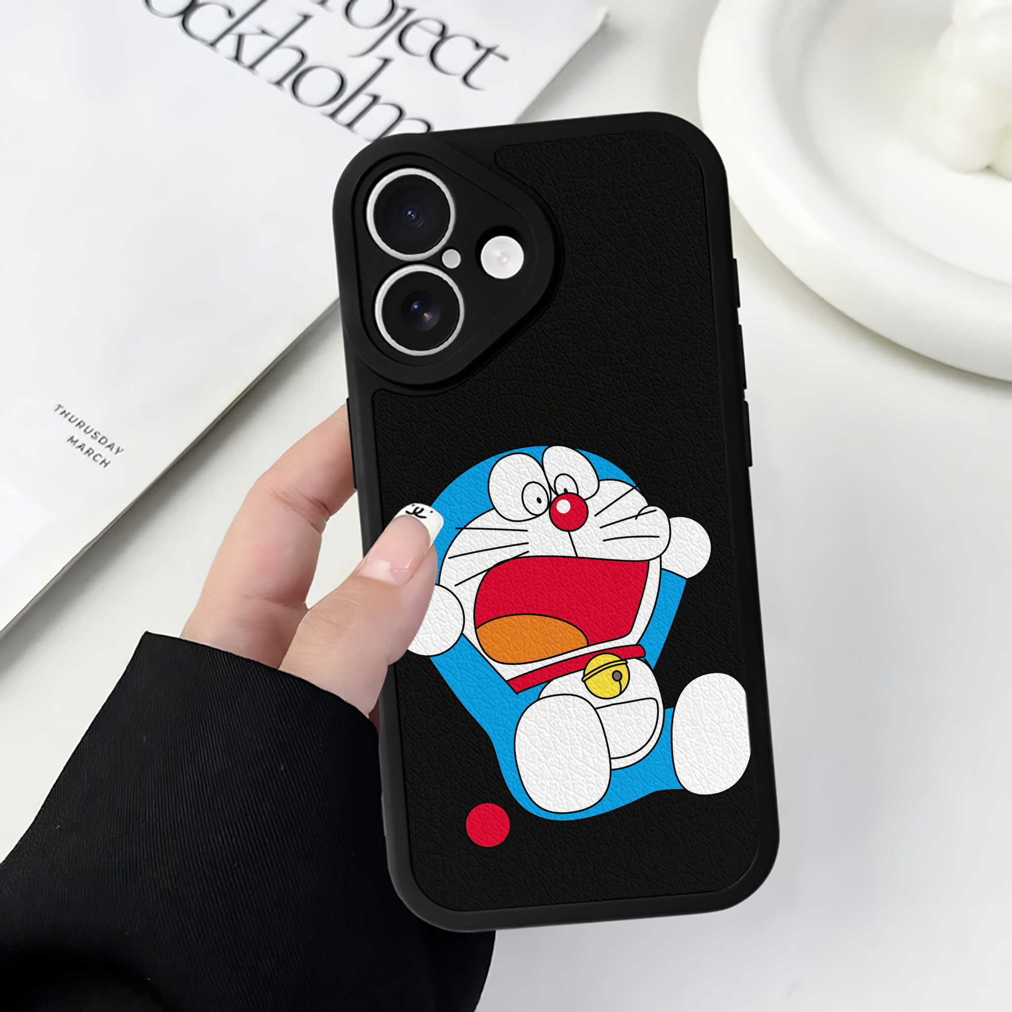 （画像用） ドラえもん Doraemon 【iPhone 16シリーズ対応】シリコンスマホケース（レザー調） 材質：シリコン